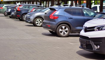 V Česku sa objavili parkovacie miesta vyhradené len pre ženy. Na internete sa stali hitom