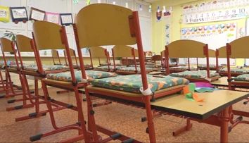 Sedia vo väzení, pretože ich deti nechodili do školy. Detský ombudsman hovorí o trhaní rodín a navrhuje iný trest