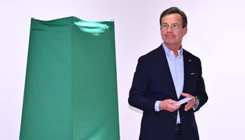 Výsledky volieb vo Švédsku ukazujú tesný náskok opozície pred vládou