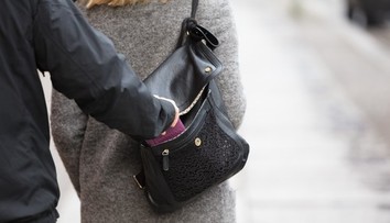 Len niekoľko sekúnd a ste bez peňazí. Vianočné trhy sú rajom pre vreckárov, pozor na tento trik