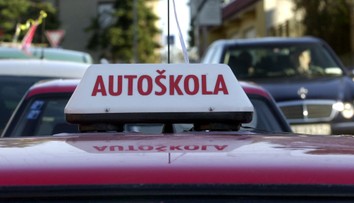 Strhol žiakovi volant a chcel prejsť pár na priechode pre chodcov. Inštruktor autoškoly čelí obžalobe