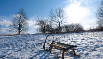 Zimná zábava sa zmenila na tragédiu. Muž (26) počas sánkovania náhle skolaboval