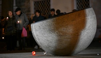 Námestie plné ľudí, zapálené sviečky a vodné delá. V utorok si pripomíname Sviečkovú manifestáciu