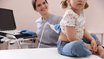 Keď dieťa bolí bruško, problém môže byť v obličkách. Lekár upozorňuje na dôležitý varovný signál
