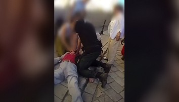 VIDEO: Náhle odpadol na ulici v centre mesta. Dvaja mladí policajti mu zachránili život