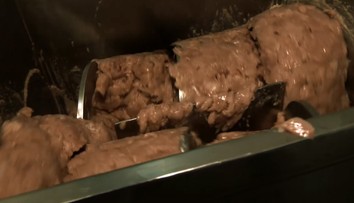 Prehovoril bývalý zamestnanec závodu. Po tomto vás prejde chuť na mäso