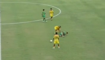 VIDEO: Z jeho úmyslu behá mráz po chrbte. Futbalista dostal doživotný trest po brutálnom faule