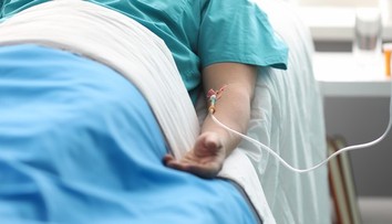 Mäsožravá baktéria napadla muža, rozpadávala sa mu tvár. Infekciu spôsobilo banálne zranenie