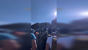 VIDEO: Víkend spustil v Tatrách „blázinec“. Ľudia sa tlačili na chodníkoch