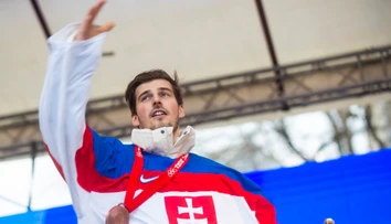 Život v Rusku bol dobrý, no postupom času sa zhoršuje. Pre hrdinu z olympiády existovala iba jedna možnosť