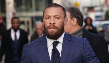 VIDEO: Pomýlil si trávnik s ringom? Conor McGregor sa „preslávil“ nekompromisnými zákrokmi