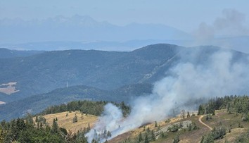 FOT+VIDEO: Kojšovu hoľu zachvátili plamene. Hasiči už druhý deň bojujú aj s požiarom v Súľovských skalách