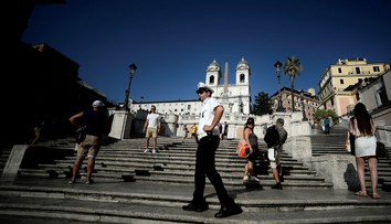 Nové pravidlo pre turistov v Ríme: Za sedenie na vyhľadávanom mieste je mastná pokuta