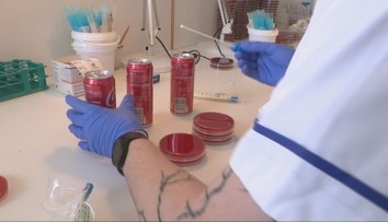 Ak si plechovky pred pitím neumývate, robíte chybu. Podľa testu sa tam nachádzajú tieto baktérie