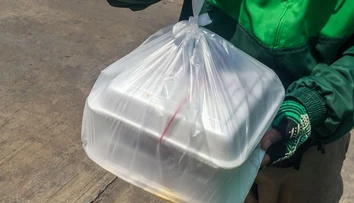 „Každý deň si niečo zoberiem.“ Kuriér na internete priznal, že odjedá z objednávok