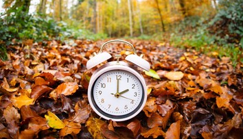 Slovensko sa cez víkend prehupne do chladnejšieho a tmavšieho ročného obdobia. Čas sa posunie o hodinu dozadu