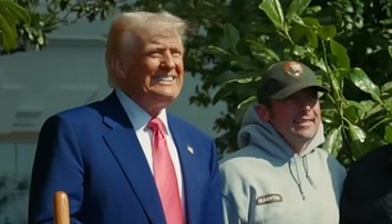 Trump zasadil v záhradách Bieleho domu nový strom, nazval ho podľa skratky svojho sloganu