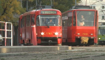 Bratislavu šokovali tri nehody chodcov s električkami. Odborníci opísali, ako sa správa plne naložený stroj