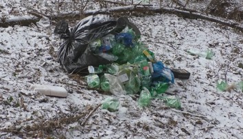 Plasty, elektronika či pneumatiky. Jar odkrýva neporiadok na odstavných plochách