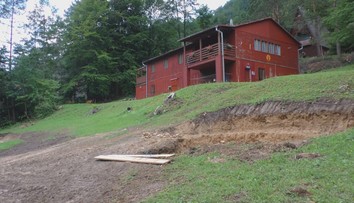 Vyťaté stromy či jama na bazén: Prevádzkovateľ chaty v najvyššom ochrannom pásme si vraj robí, čo chce