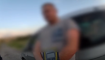 VIDEO: Polícia zastavila muža, ktorý viezol v aute vlastné dieťa. Potom prišiel obrovský šok