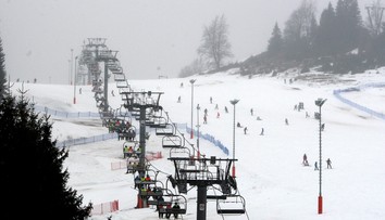 Veľká tragédia v lyžiarskom stredisku. Ruku 5-ročného chlapca zachytil stroj, nemal šancu prežiť