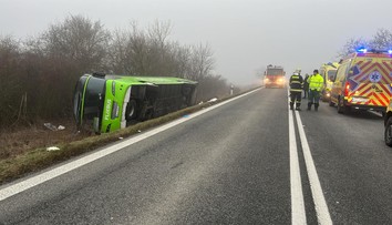 FOTO+VIDEO: Pri Dargove sa prevrátil autobus s 54 cestujúcimi. Na miesto vyrazili hasiči aj záchranári