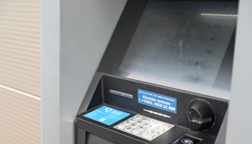 Krádež bankomatu v Ružomberku: Muž sa pokúsil o zvláštnu taktiku pod rúškom tmy, zachytila ho kamera