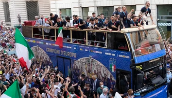 Taliani si vydobyli cestu otvoreným autobusom: Dlžíme to fanúšikom