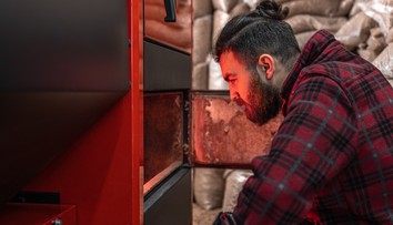 Pokuta až 500 eur: Mnoho Slovákov šetrí a spaľuje „chemický kokteil“ v peciach. Toto tam rozhodne nedávajte