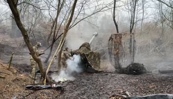 Ruská odveta hrozí po každom výstrele. Nakrúcali sme na delostreleckom stanovišti ukrajinskej armády