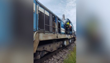 Pri Trenčíne horela lokomotíva. S ohňom bojovali okrem hasičov aj pracovníci vlaku