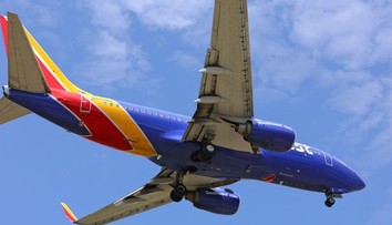 Desivý manéver na oblohe: Veľké dopravné lietadlo strmhlavo kleslo, pasažieri vyleteli zo sedadiel