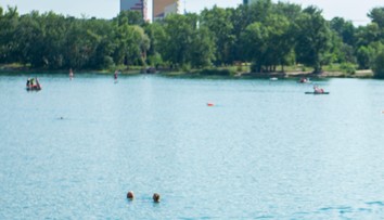 Opustený paddleboard na bratislavskom jazere. Zasahujú záchranné zložky