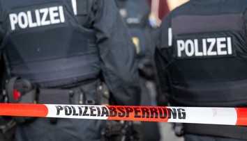 Muž mal napadnúť a zapáliť vlastnú matku. Tragédia sa odohrala pred očami jeho 103-ročnej babičky
