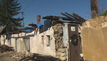 Dom im zničil požiar, manžel zomrel na infarkt. Ťažko skúšaná matka žije s dvomi deťmi v zhorenisku