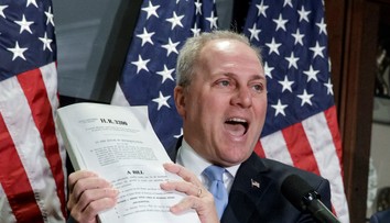 Postrelený kongresman je v kritickom stave