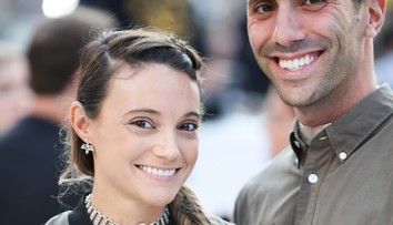 Nie je to už priveľa? Tehotná, polonahá a len v saku prišla na odovzdávanie cien