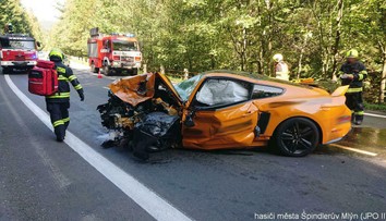 Pri Špindlerovom mlyne sa pretekali športiaky. Mustang v protismere napálil do Škody, jej vodič zomrel