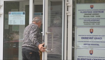 Za vybavovaním dokladov budú cestovať do okolitých miest. Klientske centrum vo Veľkých Kapušanoch má skončiť