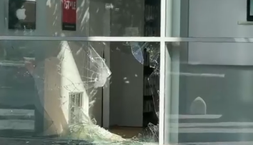 Nočná krádež v bratislavskom obchodnom centre. Zlodeji vzali elektroniku, pátra po nich polícia