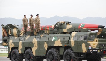 Svet sleduje Blízky východ, no medzi inými susedmi vypukla vojna. Mocnosť má jadrové zbrane a obrovskú armádu