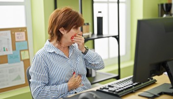 Všetci kašlú a majú nádchu. Ako rozoznať prechladnutie, chrípku a COVID-19?