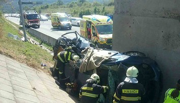 Tragická nehoda na R1: Auto zostalo zakliesnené pod diaľničným nadjazdom
