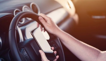 Nebezpečný zlozvyk za volantom môže stáť život. Odborníci bijú na poplach