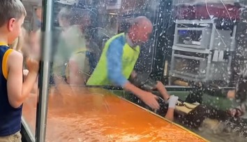 VIDEO: Detská oslava sa nečakane zvrtla. Krokodíl sa zahryzol ošetrovateľke do ruky pred zrakmi detí