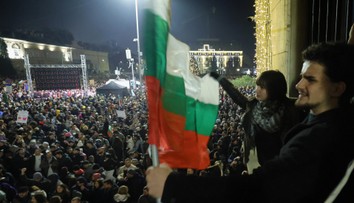 Bulharská vláda odstupuje v reakcii na masové protesty