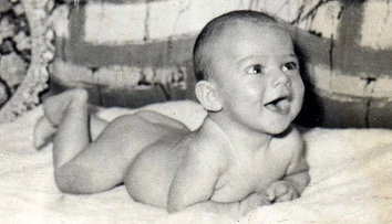 Spoznávate toto rozkošné bábätko? Dnes je z neho legenda česko-slovenskej hudobnej scény