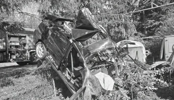 Hrôzostrašný záber z nehody na Orave. Auto po náraze do stromu skončilo úplne zdemolované, vodič (†34) neprežil