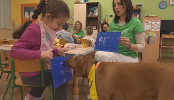 Nielenže ich rozhýbe, ale aj rozrozpráva. Škôlkarov na východe Slovenska navštívil špeciálny hosť